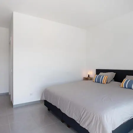 Villa 33 *